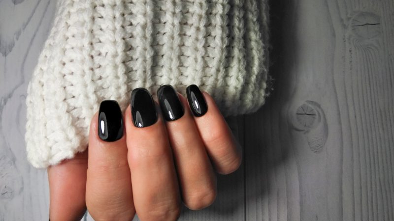 Blackout Nails – So folgst Du dem schwarzen Trend!